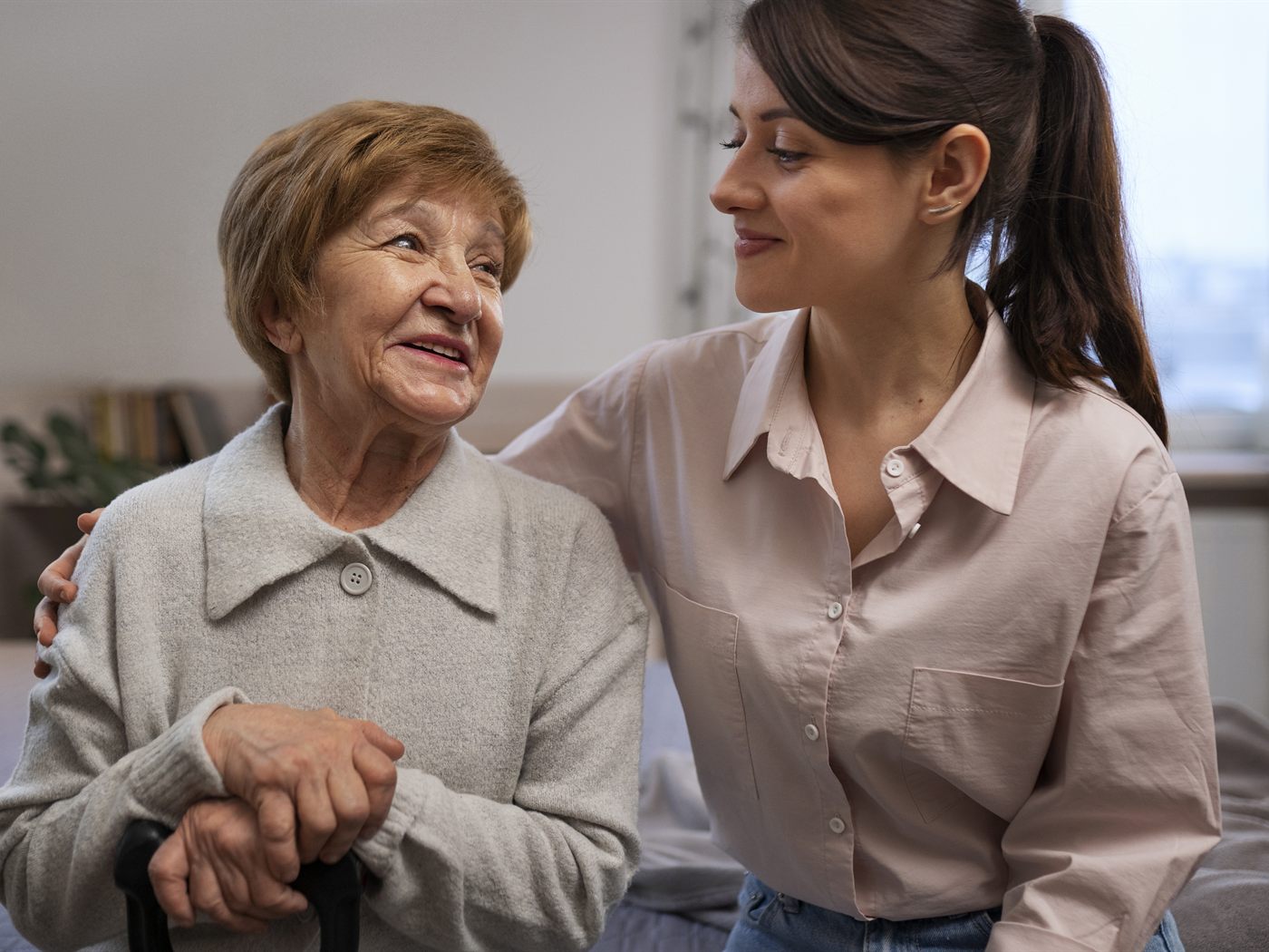 Feste Ansprechpartnerin begleitet eine Seniorin mit Herz und Aufmerksamkeit